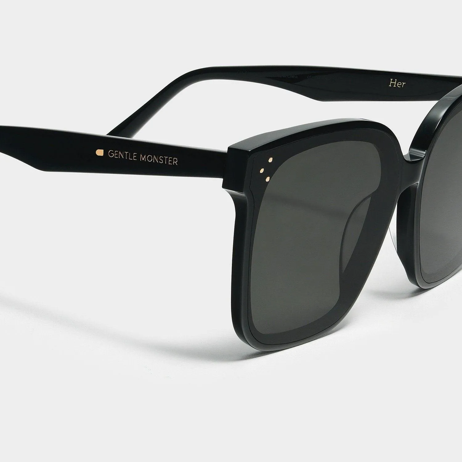 Chic Black Square Sunglasses with Elegant Rose Gold Details and Full UV Protection