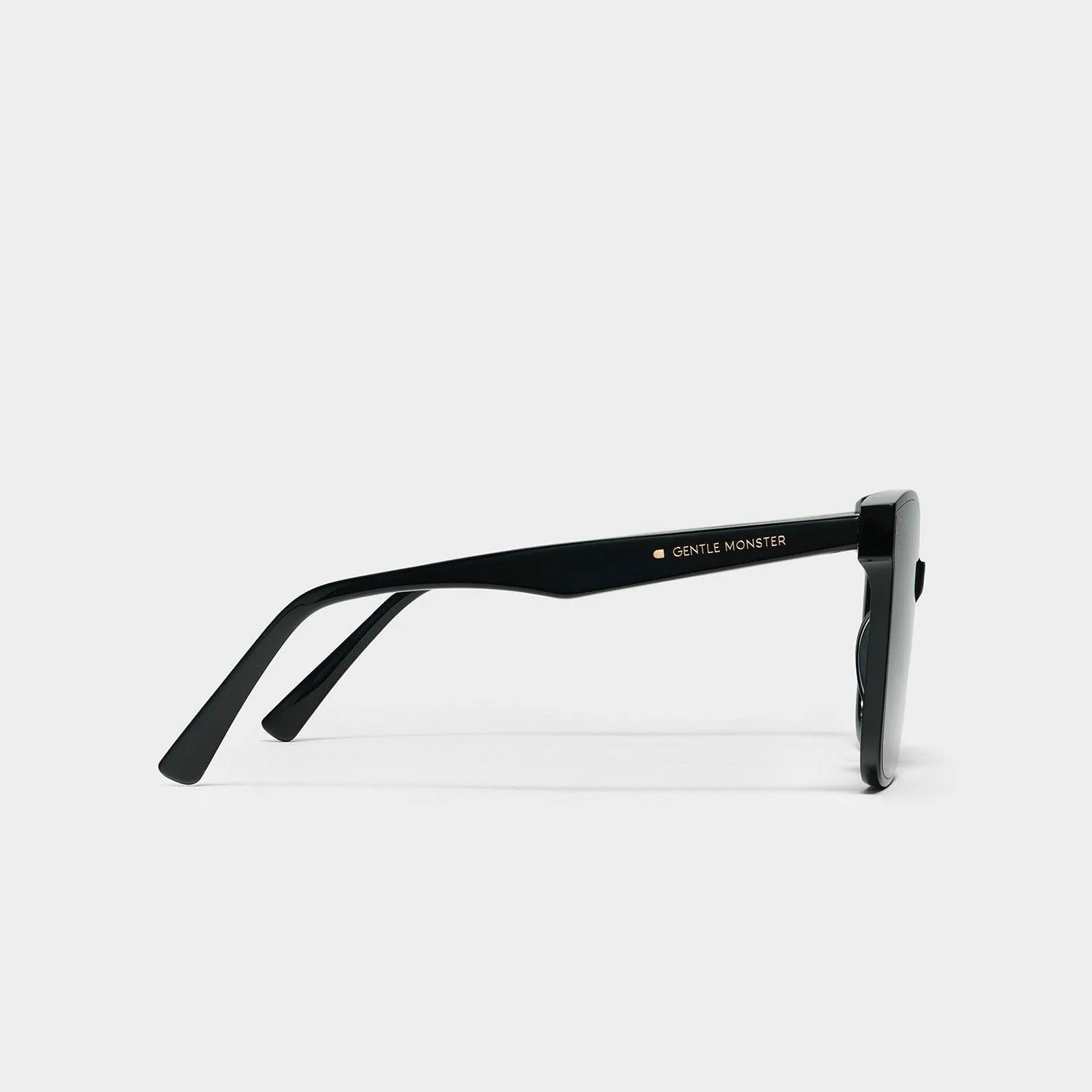 Chic Black Square Sunglasses with Elegant Rose Gold Details and Full UV Protection