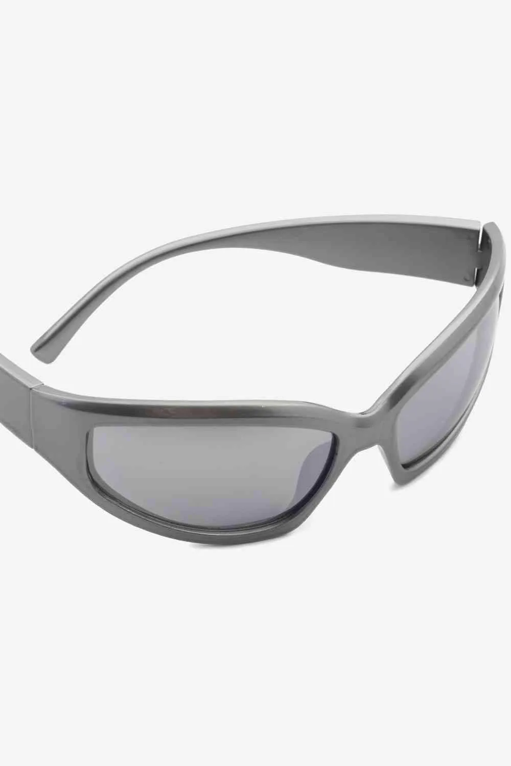 Chic Cat-Eye Sunglasses Collection with UV400 Protection and Travel Case